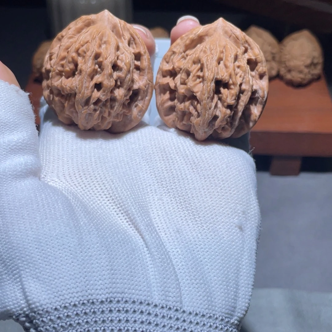 文玩核桃吊坠虎头40。39。 9710