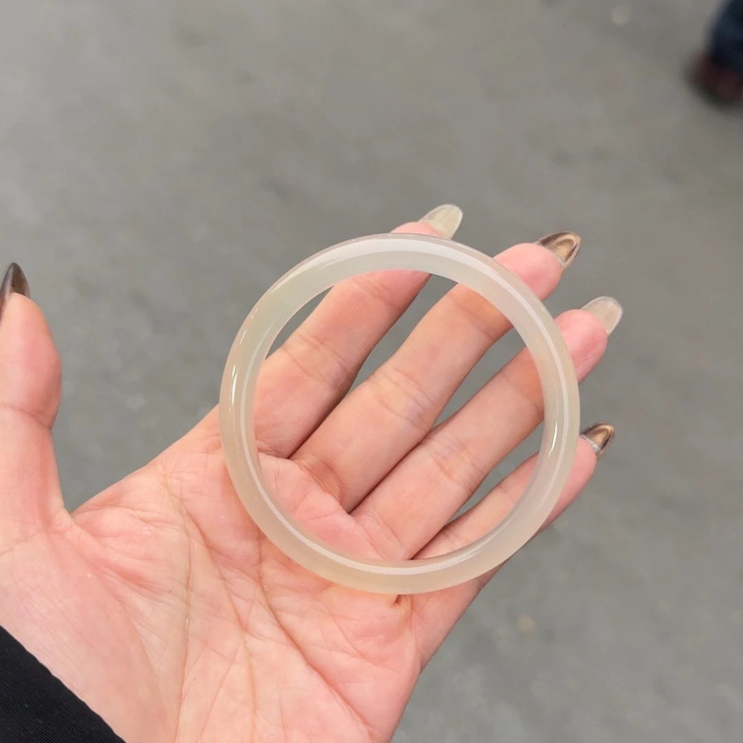 婷****玛瑙/玉髓未镶嵌手镯