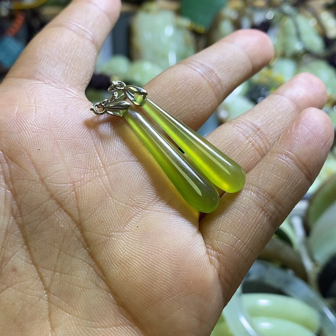 未镶嵌岫玉耳环一对