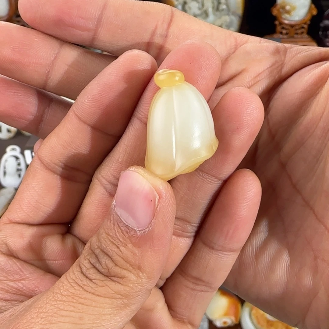 中***版和田玉（糖玉）未镶嵌颈饰