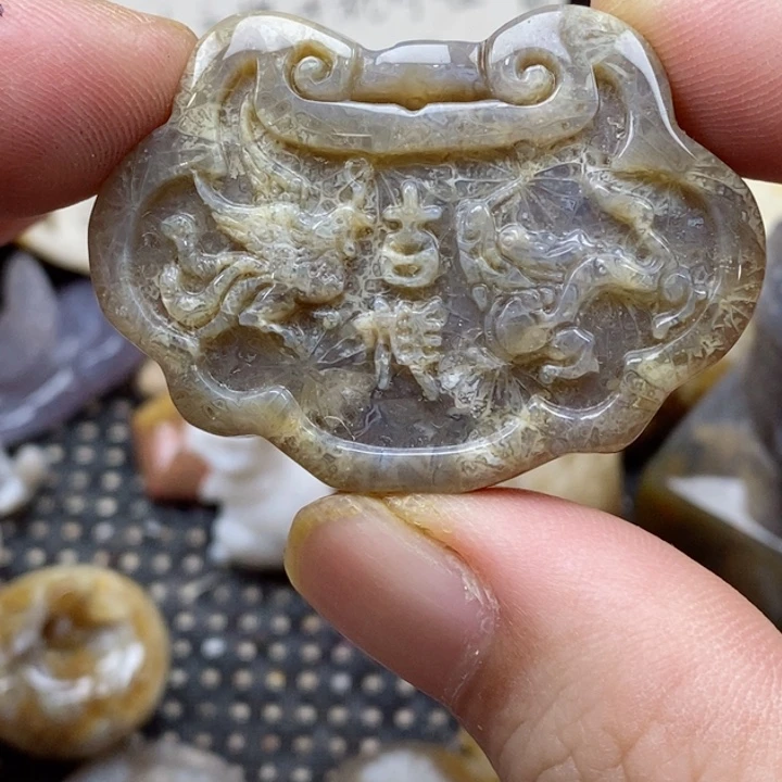 颈饰未镶嵌硅化珊瑚（珊瑚玉）