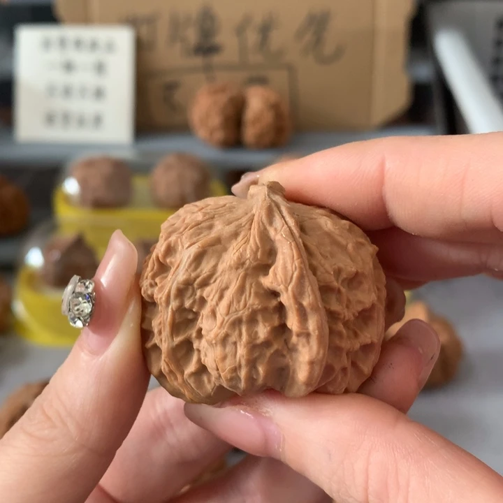 卡***连文玩核桃吊坠异形单只，有瑕疵