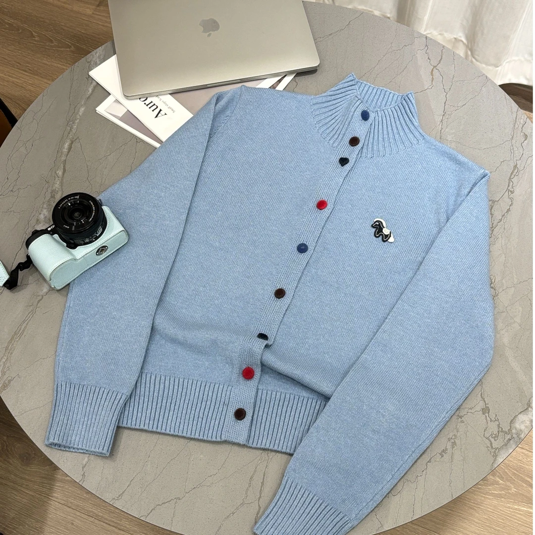 江洲【蓝狐】秋冬时尚新款多彩撞色绒扣半高领刺绣开衫款