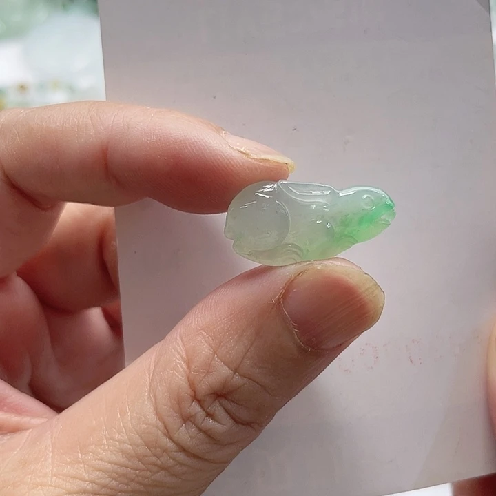 翡翠未镶嵌颈饰兔兔