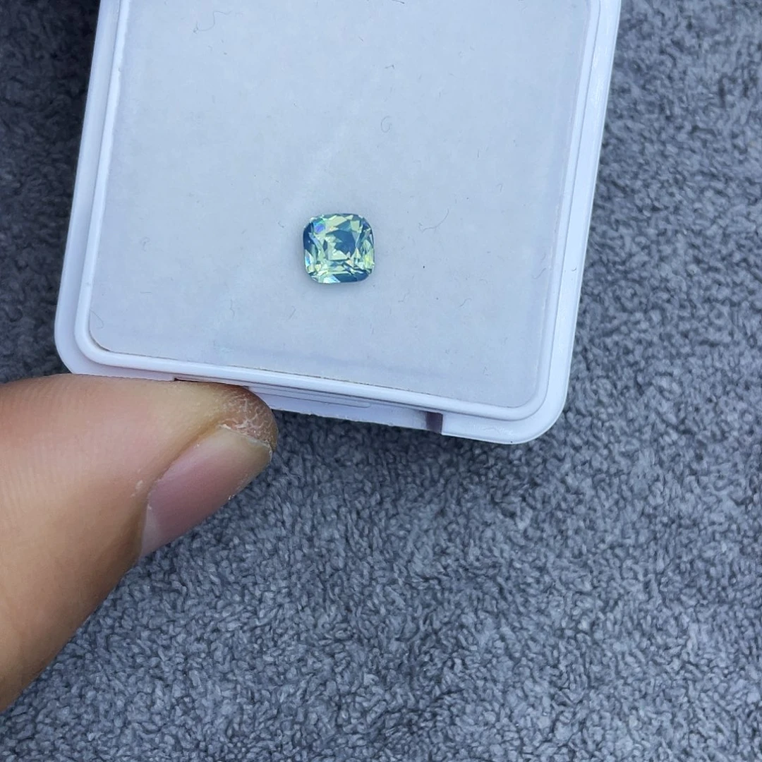 天然锆石裸石未镶嵌1.13Ct。