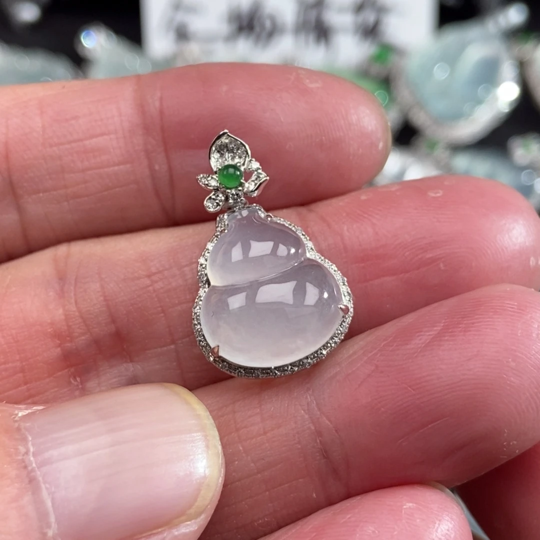 颈饰18K金镶嵌翡翠葫芦