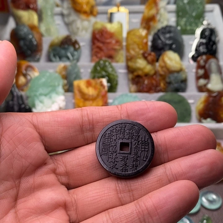 蛇纹石玉未镶嵌颈饰风***人