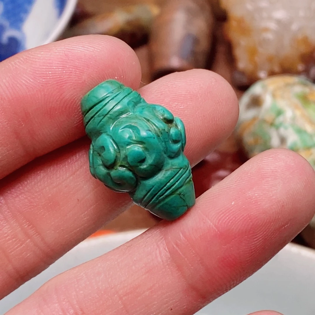 DIY琉璃珠子的颜色是蓝色的