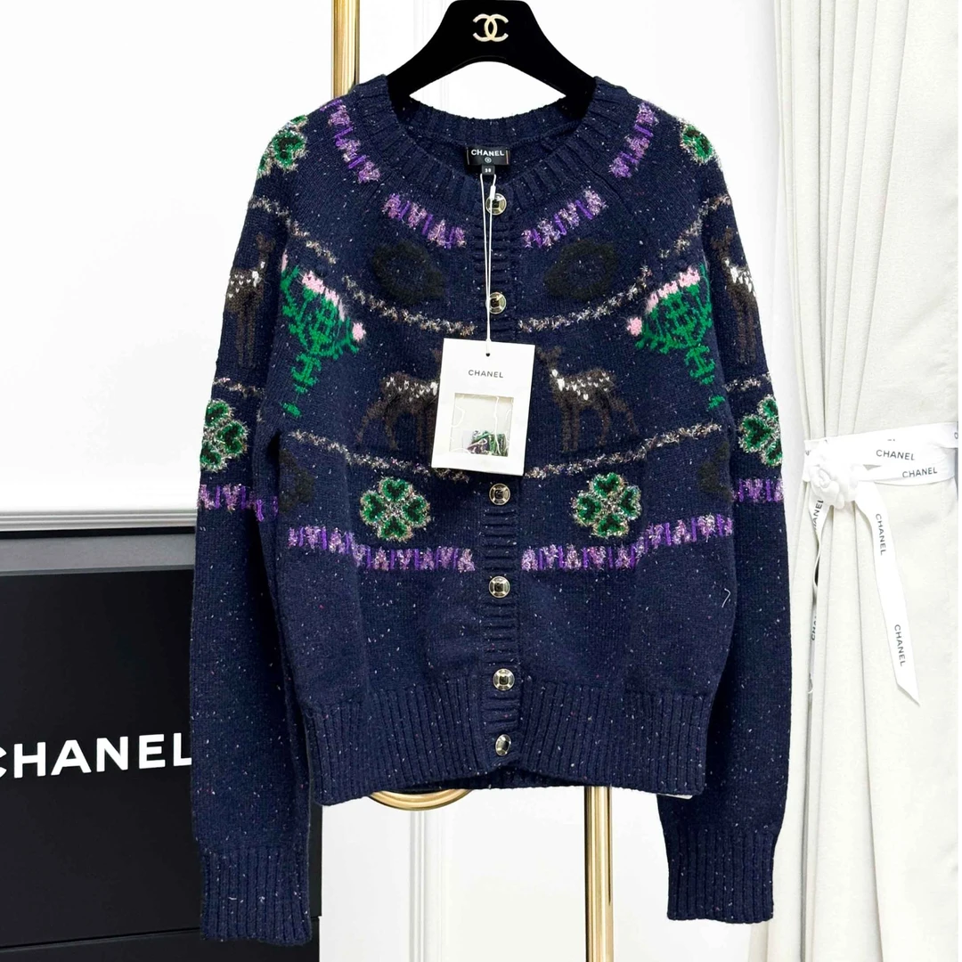 99新 Chanel/香奈儿 38码 藏蓝色拼绿色拼紫色四叶草小鹿图案开衫