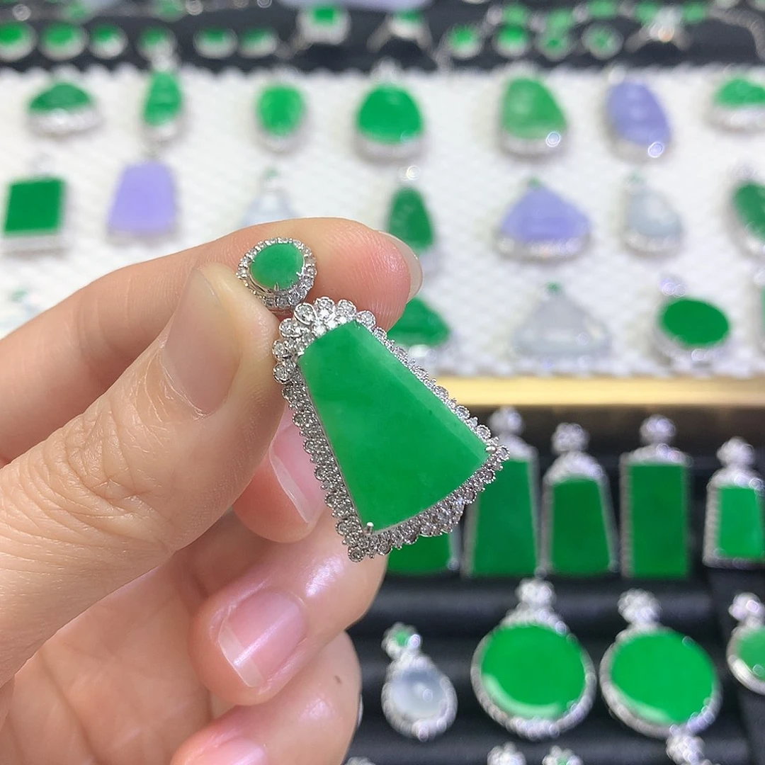 颈饰18K金镶嵌翡翠吊坠