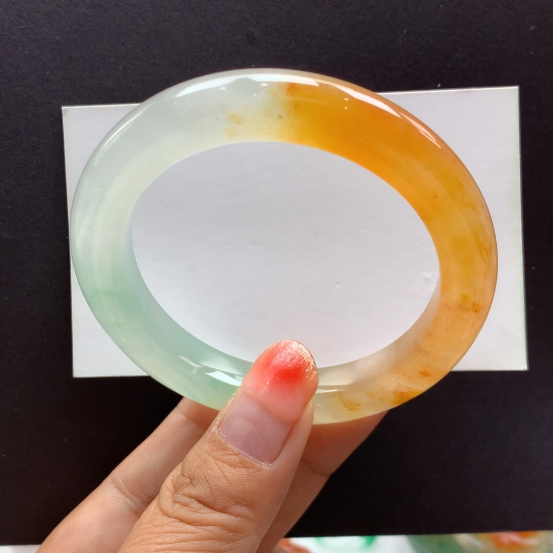 爱****石英质玉未镶嵌手镯