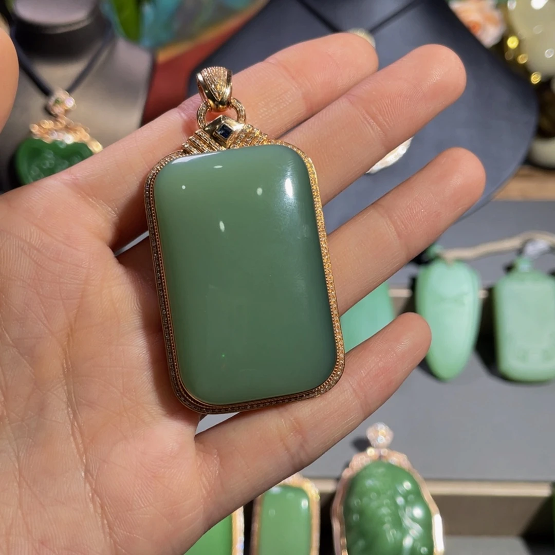 颈饰18K金镶嵌和田玉粉青无事牌