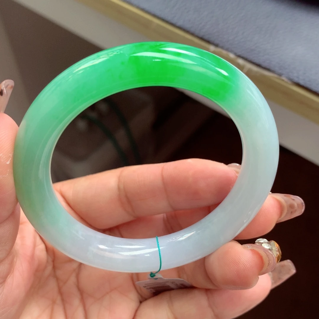 翡翠手镯未镶嵌缅甸