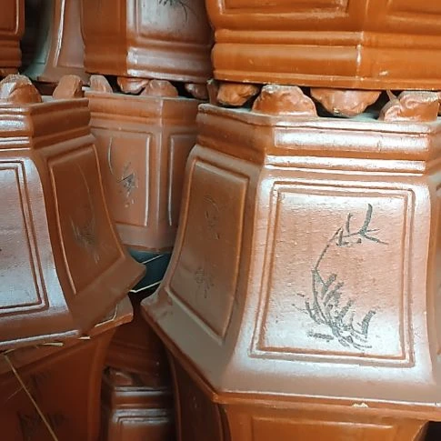 1个红六角花盆对角外口径56厘米左右