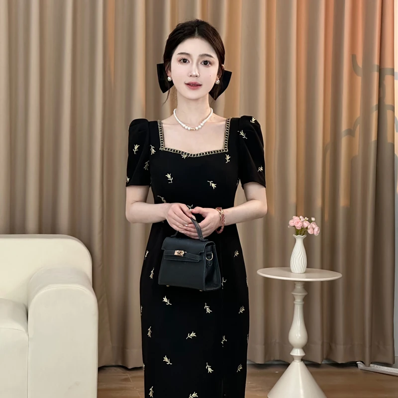 【朵拉】大码连衣裙赫本风法式温柔风气质刺绣收腰时尚短款连衣裙