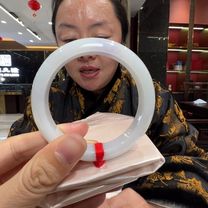 对***貌翡翠未镶嵌手镯牛奶底飘紫55.2福利不退不换