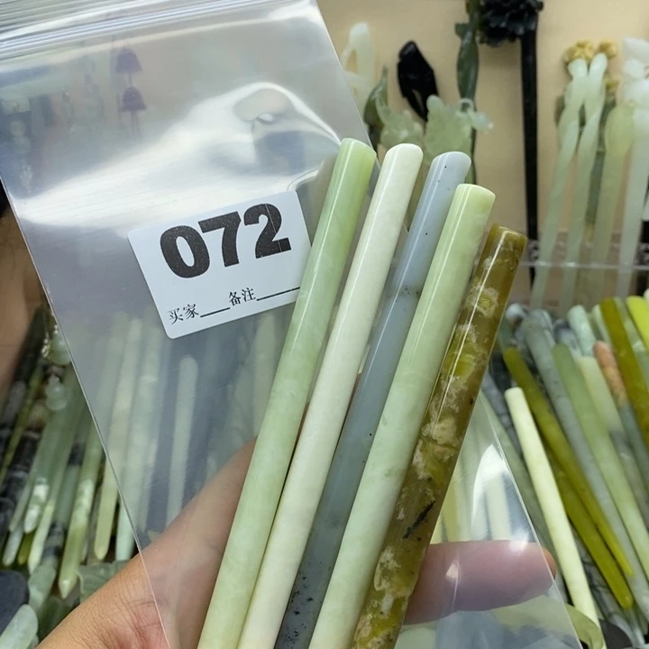 与***勉蛇纹石玉合金颈饰