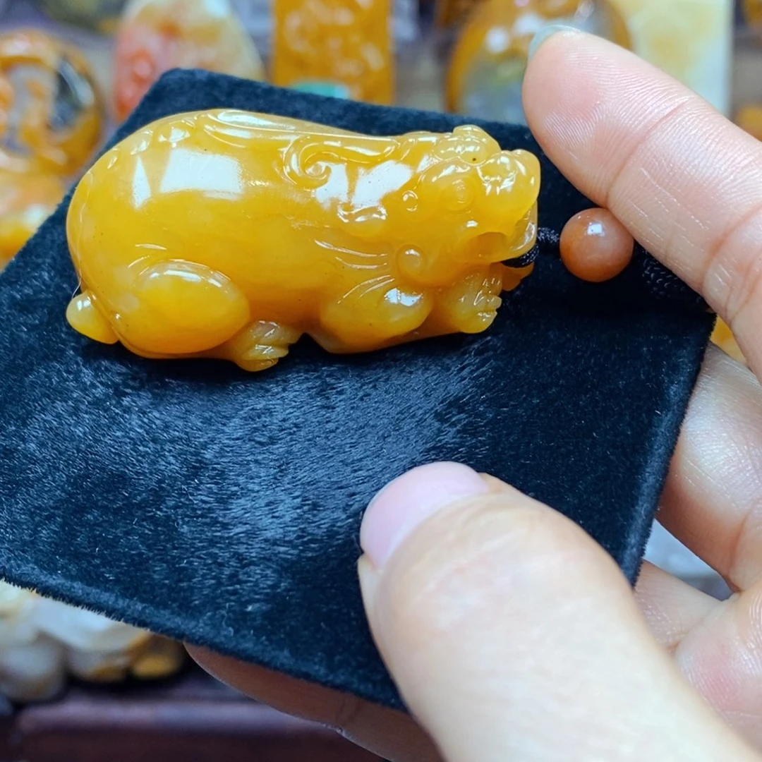 未镶嵌石英质玉（黄龙玉）颈饰