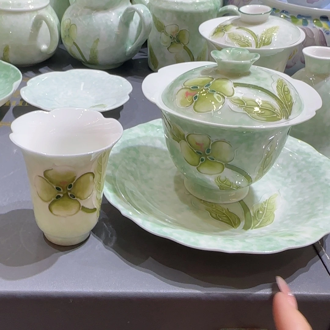 樱***释一个盖碗一个杯子一个古城