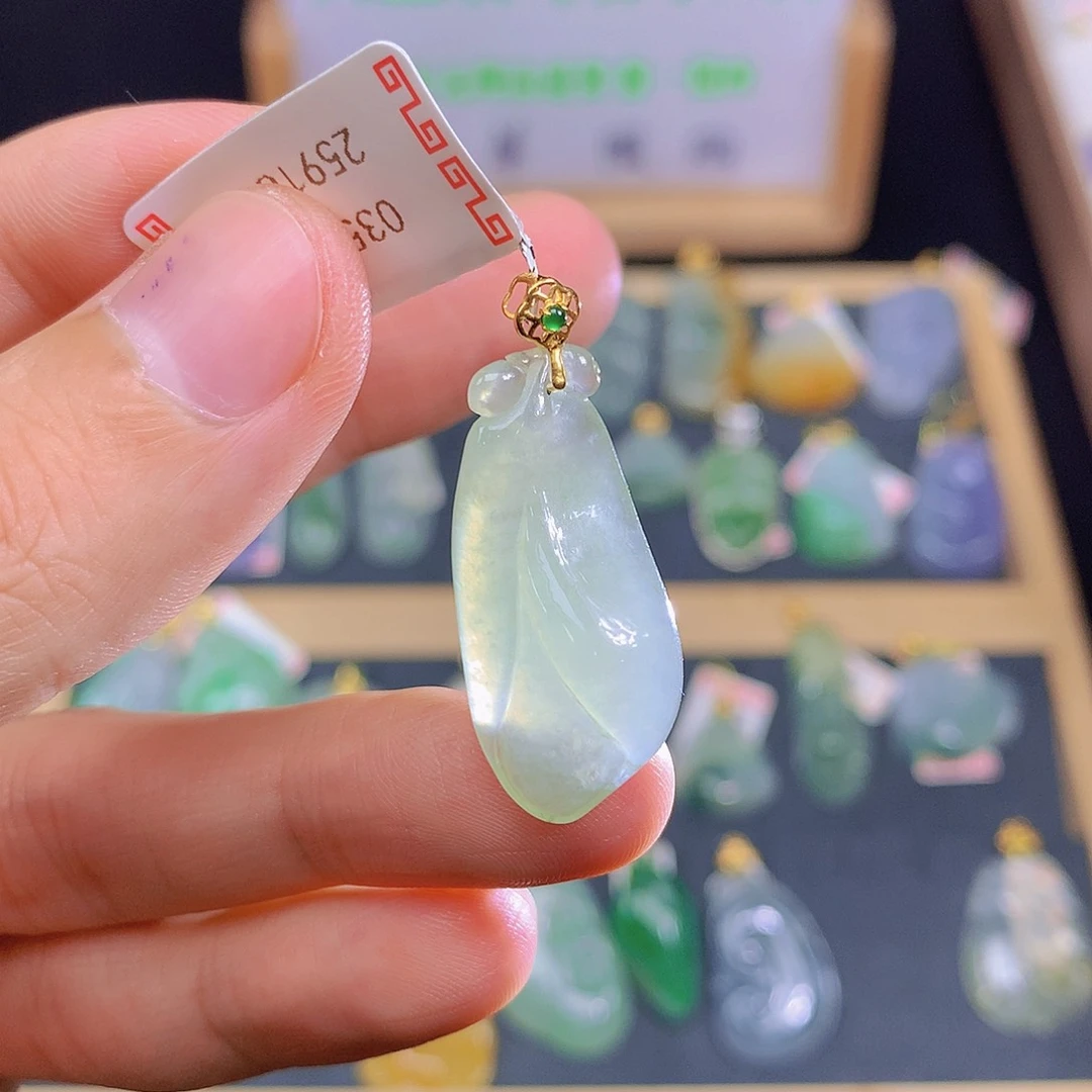 翡翠18K金镶嵌颈饰翡翠