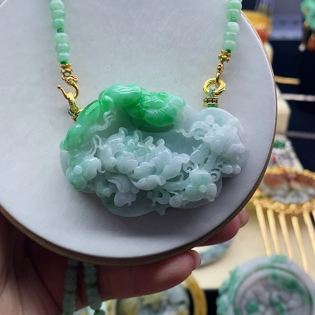 翡翠未镶嵌吊坠(赠链)