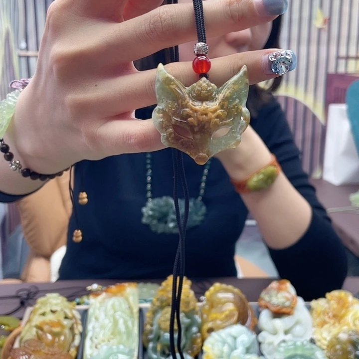 蛇纹石玉未镶嵌颈饰