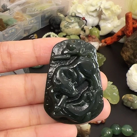 颈饰未镶嵌和田玉（青玉）