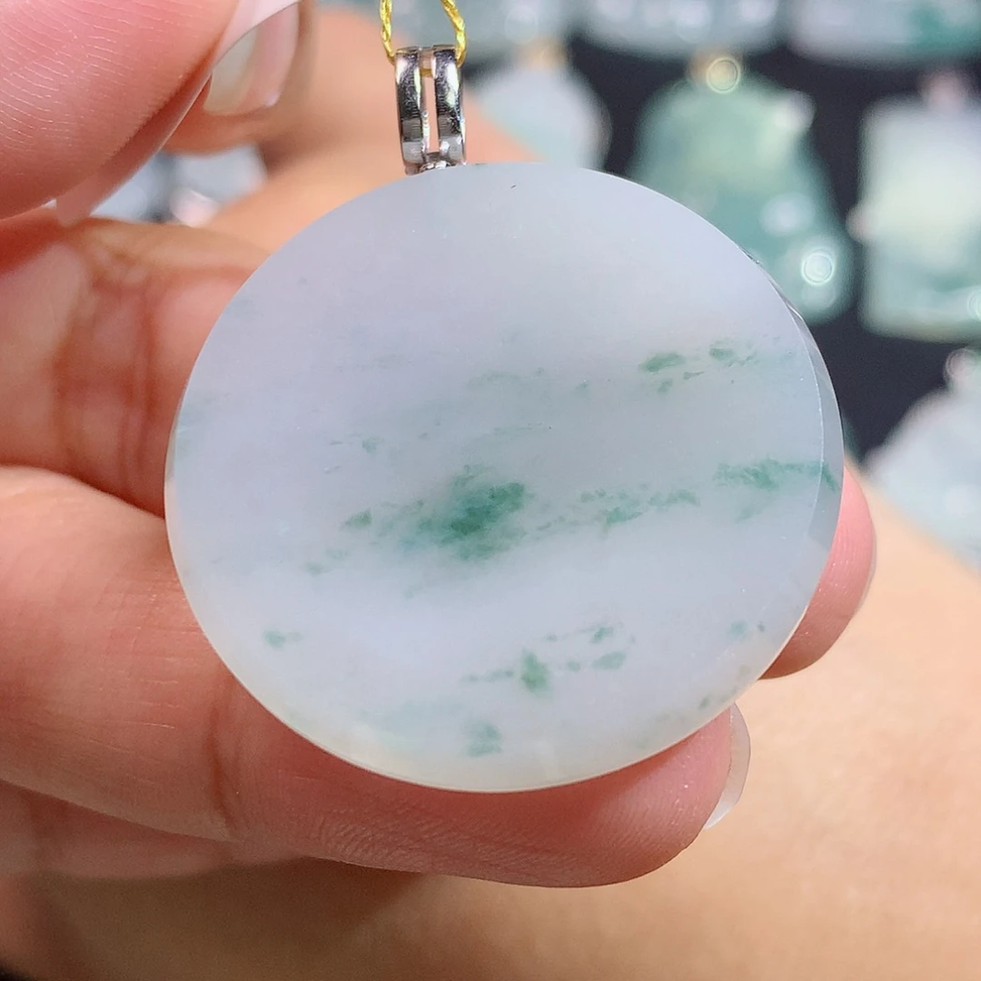 翡翠18K金镶嵌颈饰圆牌