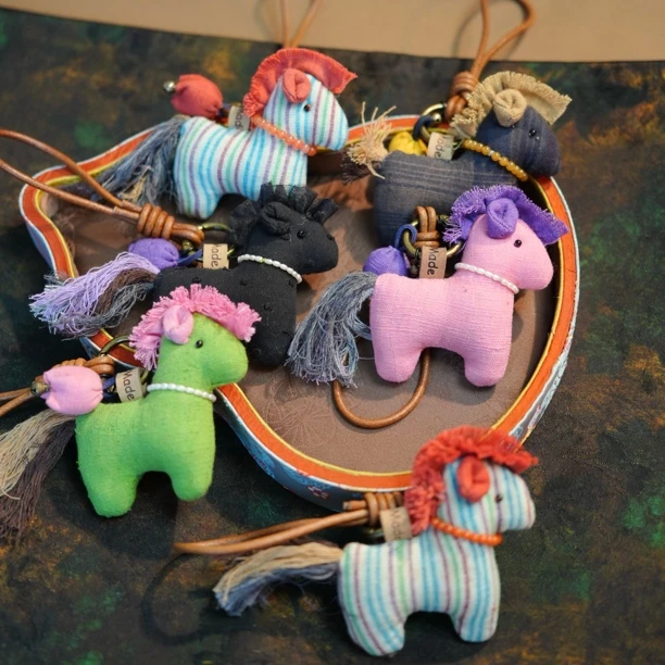 天然老山檀小马挂件