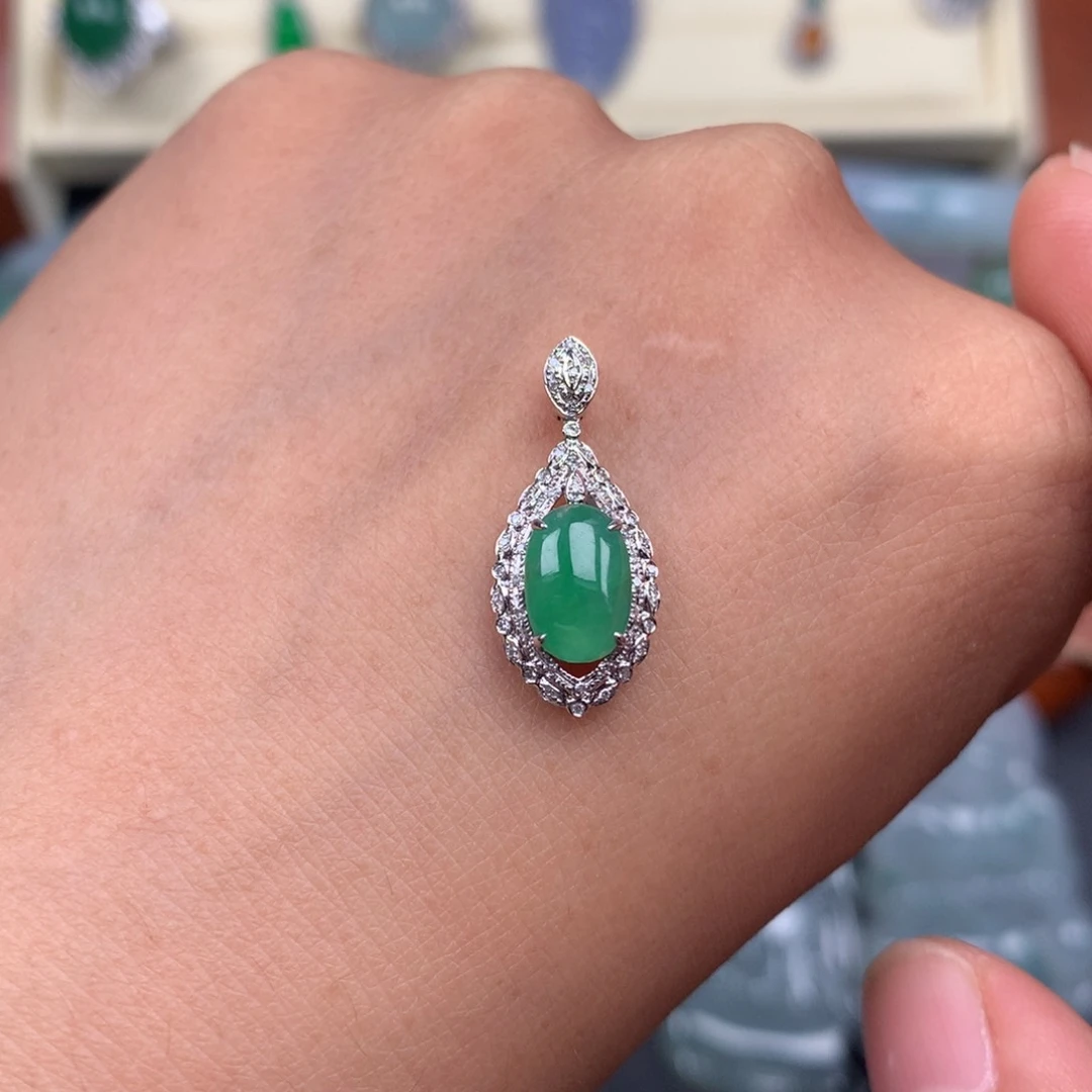 颈饰18K金镶嵌翡翠蛋面