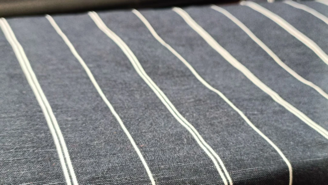 藏青底白条纹面料