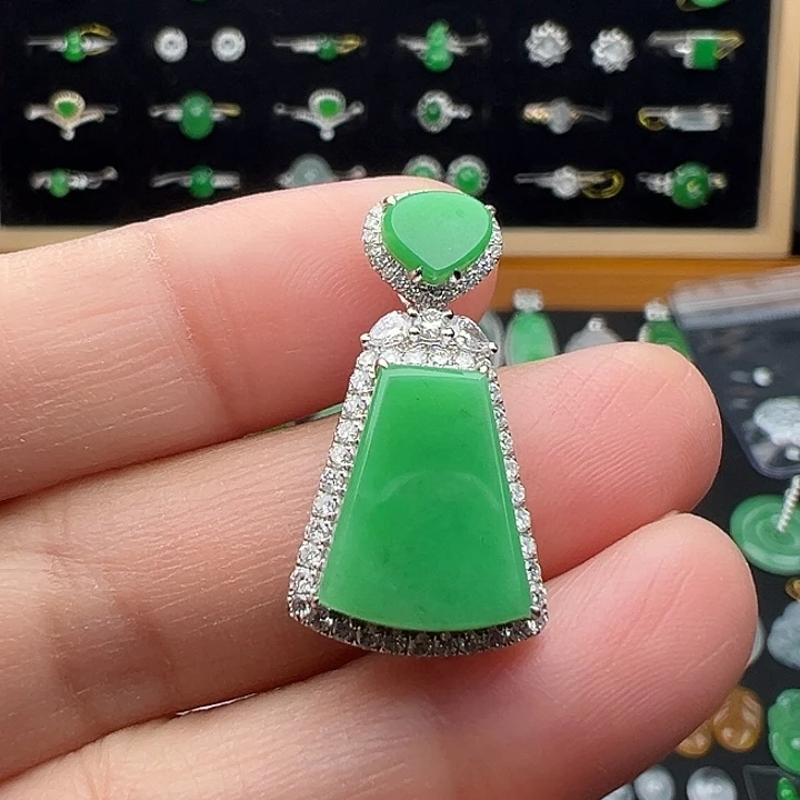 翡翠18K金镶嵌颈饰牌