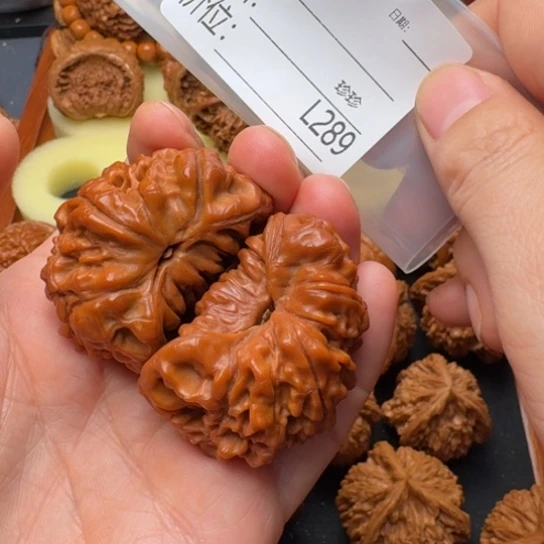 不***立桃核把件45 聚宝盆