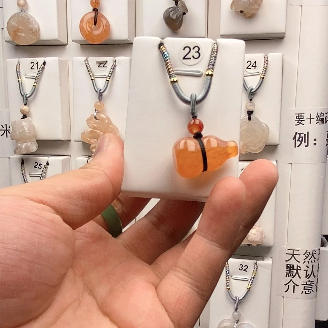 石英质玉吊坠(赠链)未镶嵌?