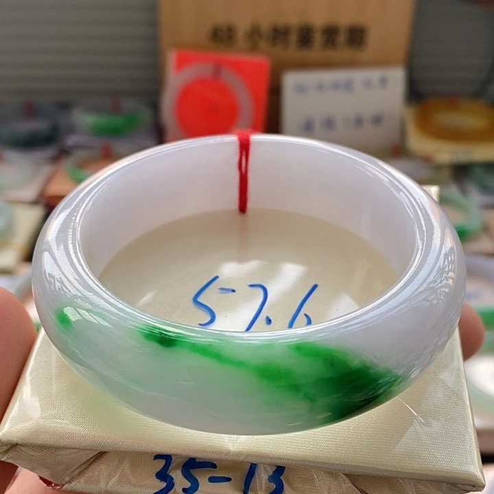 翡翠手镯未镶嵌24果冻底轮胎辣色白底青24