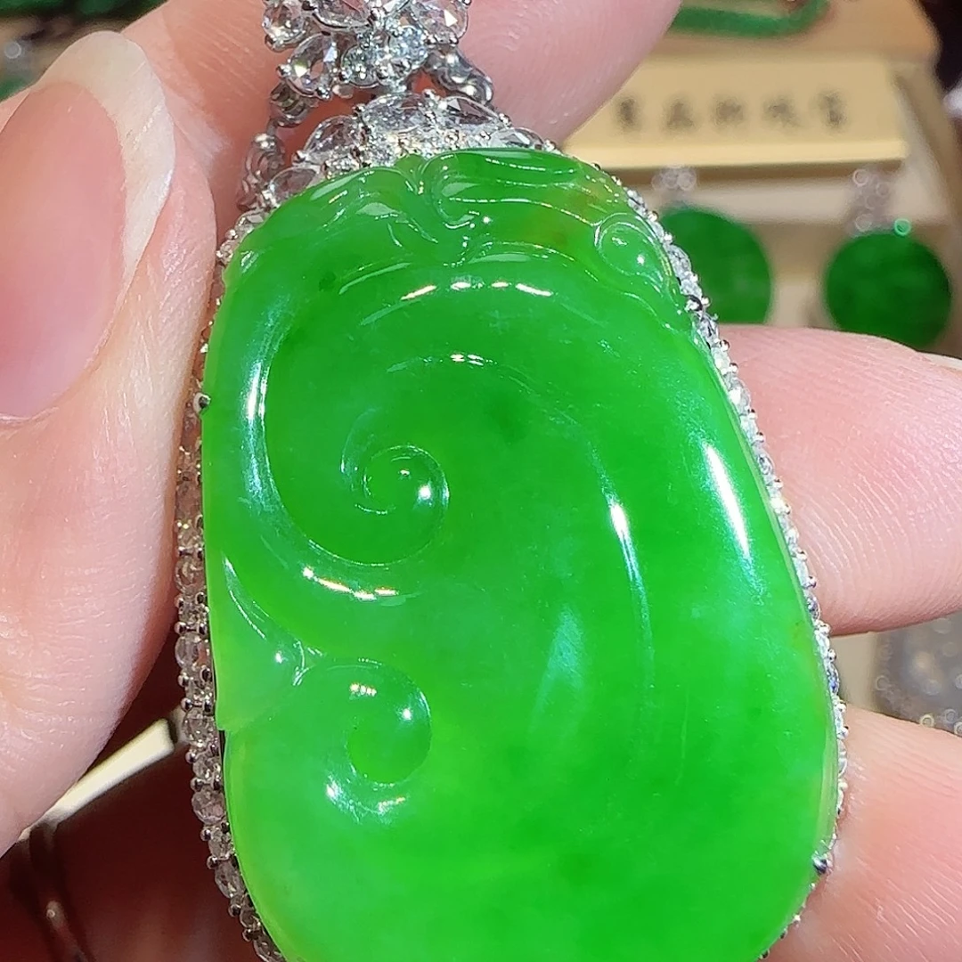 翡翠18K金镶嵌吊坠(赠链)
