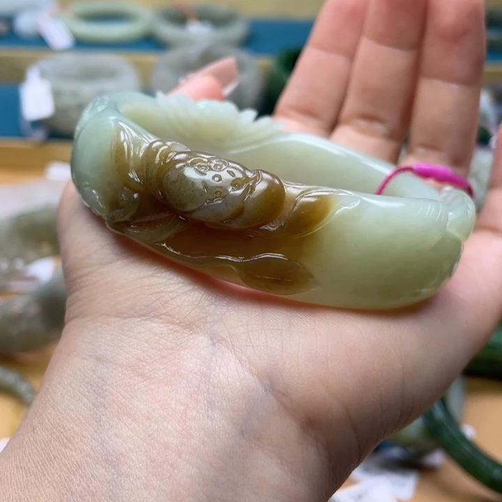 和田玉手镯65圈口。编号62未镶嵌