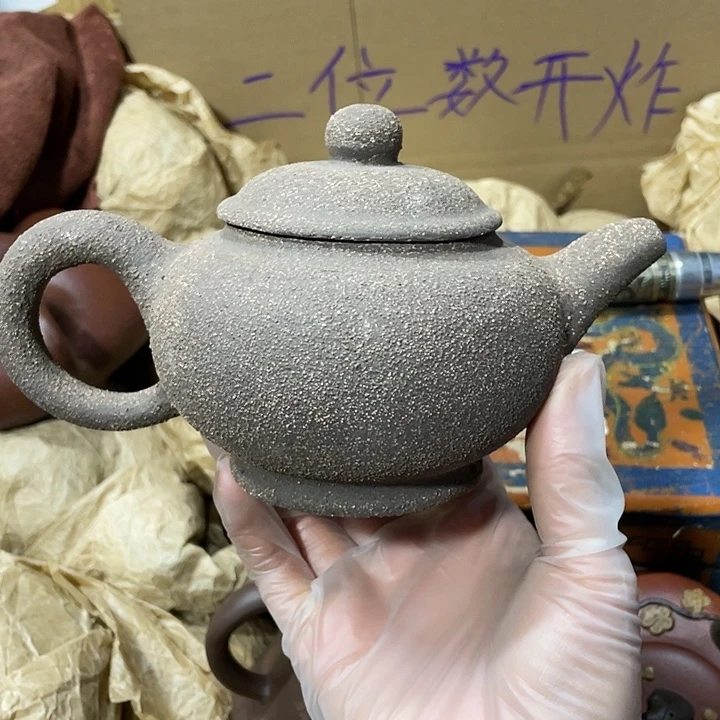 茶壶紫砂原矿泥料，手工制作的一把紫砂壶。