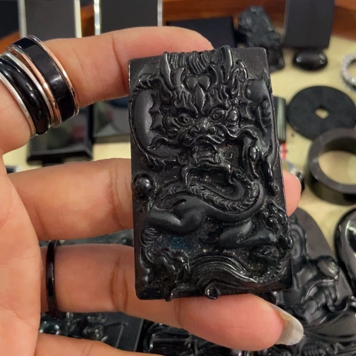 翡翠颈饰未镶嵌墨翠