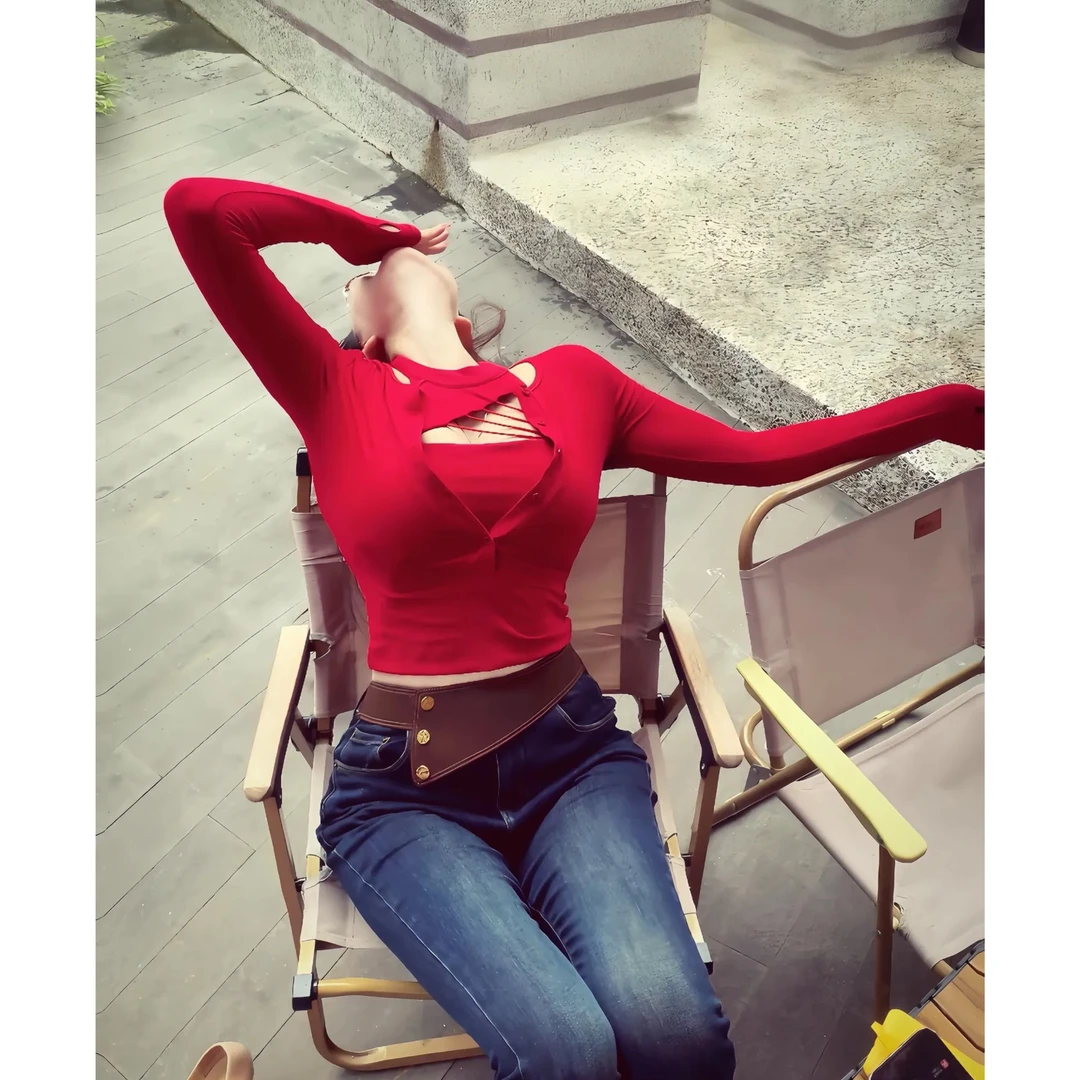 微胖红色挂脖打底衫女春新款设计感内搭假两件性感辣妹上衣