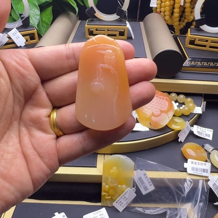 云***西石英质玉（黄龙玉）未镶嵌颈饰