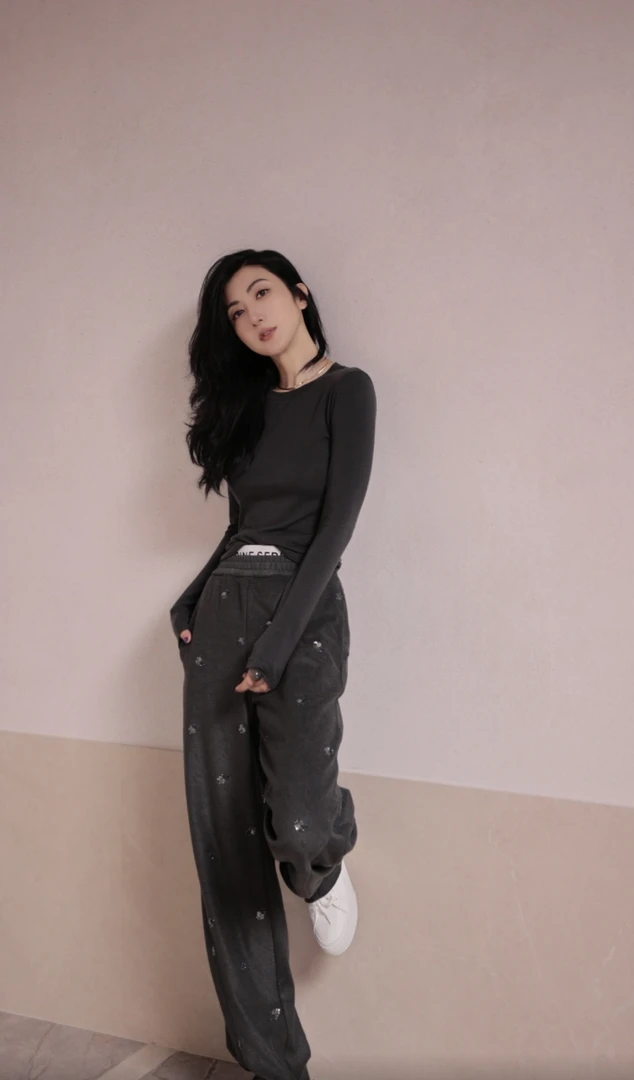 2508057【壁虎姐】GECKO秋冬新款 深灰色T恤 亮片松紧腰直筒裤套装