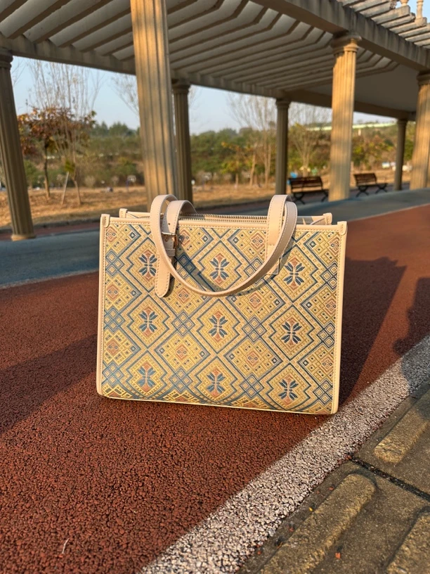 《顺丰包邮》过年不打烊 广西壮锦淡蓝蝴蝶纹大托特