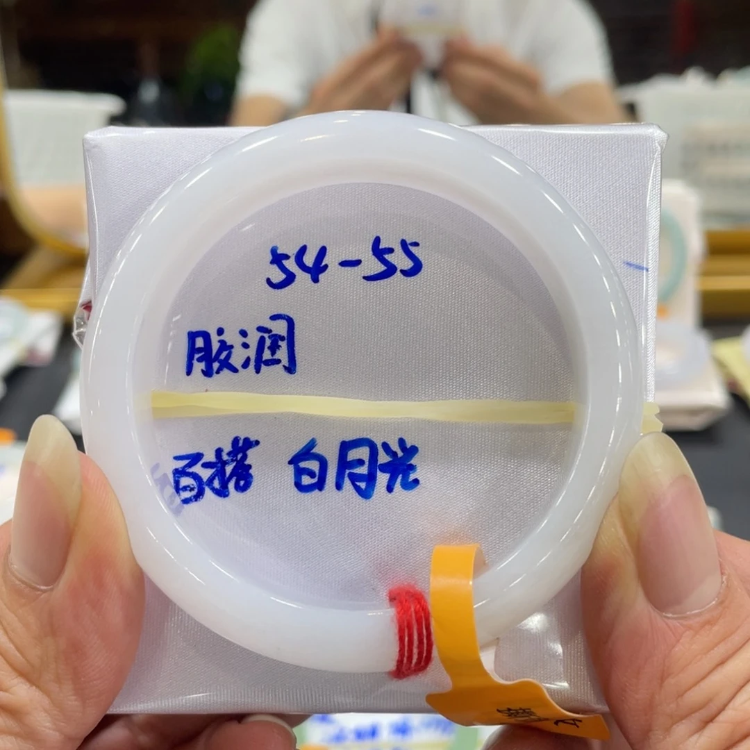 翡翠手镯未镶嵌翡翠手镯