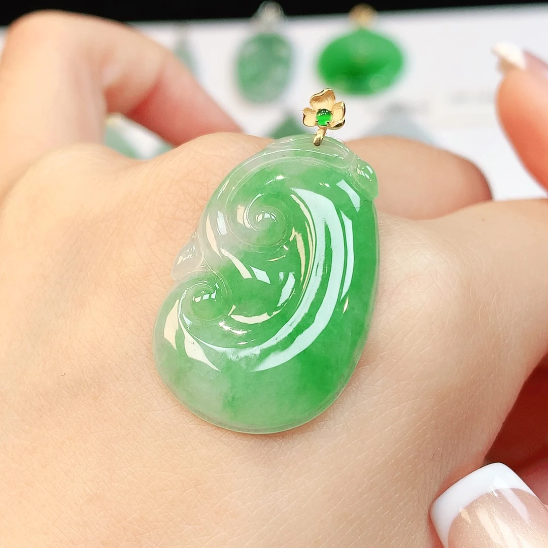 翡翠18K金镶嵌颈饰