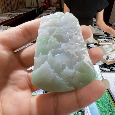 翡翠未镶嵌项圈一个
