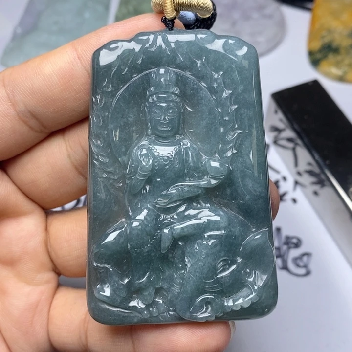 颈饰未镶嵌翡翠你***?翡翠