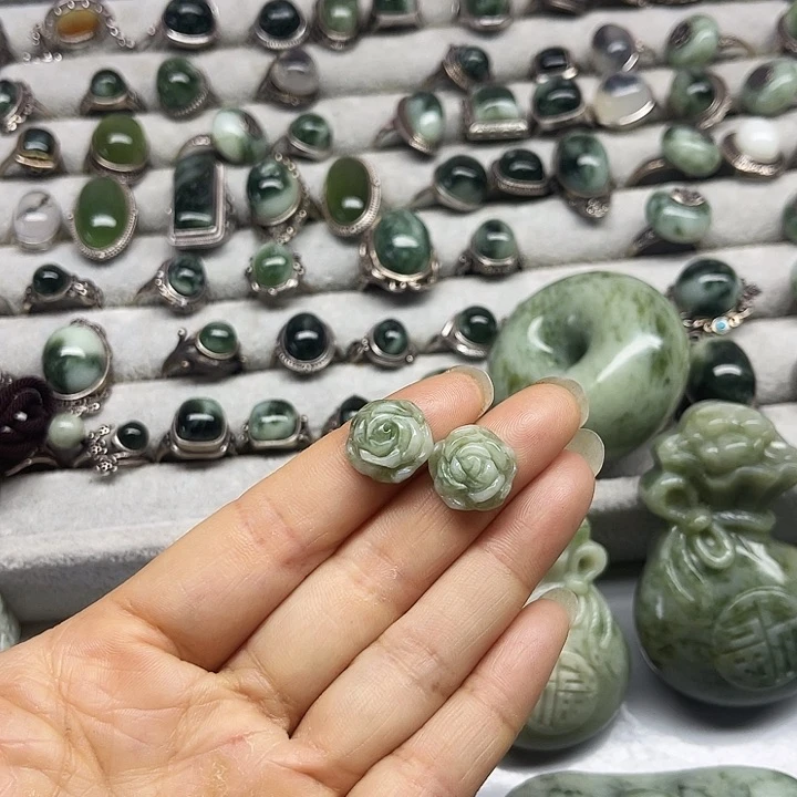 透闪石-蛇纹石玉未镶嵌耳环流*