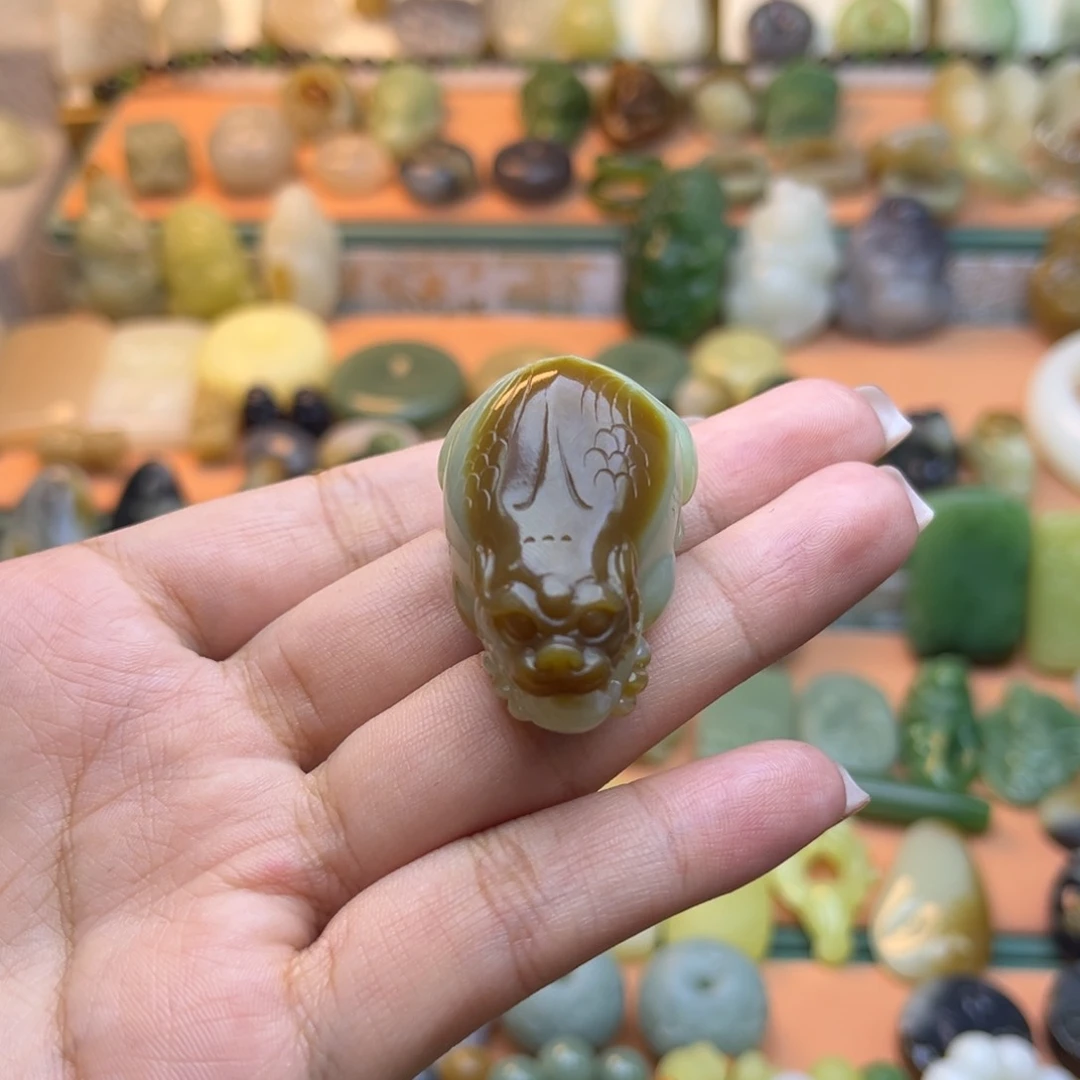 和田玉未镶嵌颈饰板**侠