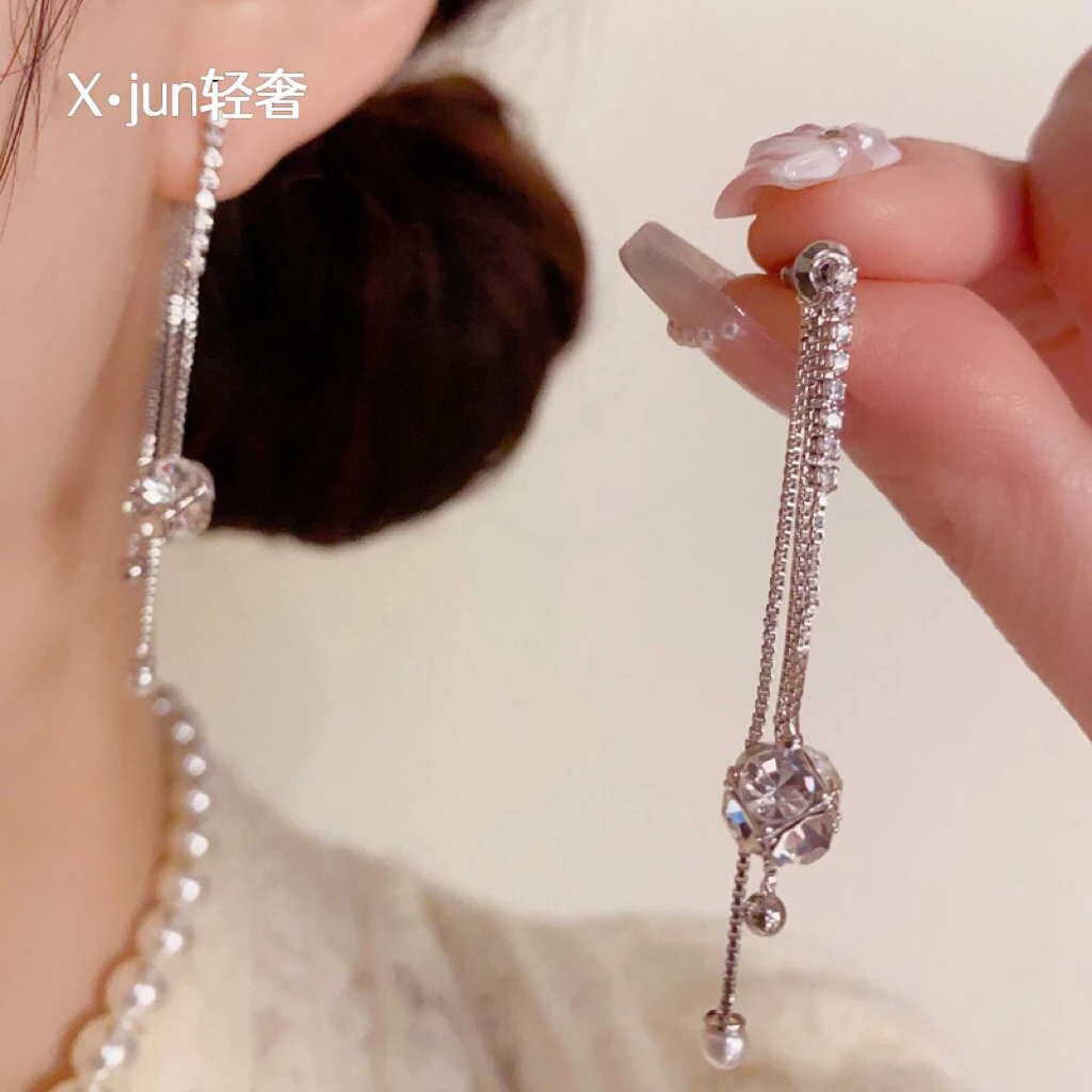 铜合金耳饰 小众轻奢时尚设计两戴水钻球球流苏耳坠精致超闪耳饰